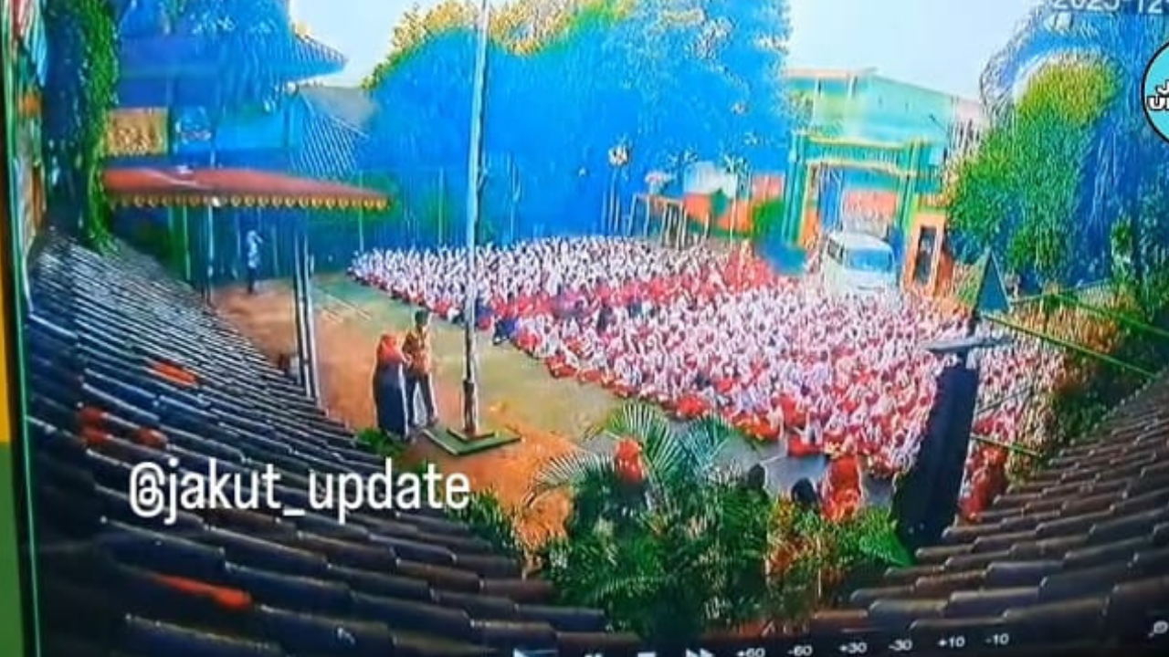 Detik-Detik Mini Bus Tabrak Siswa SDN 01 Kalibaru Cilincing, Lindas Siswa yang Tengah Duduk di Lapangan