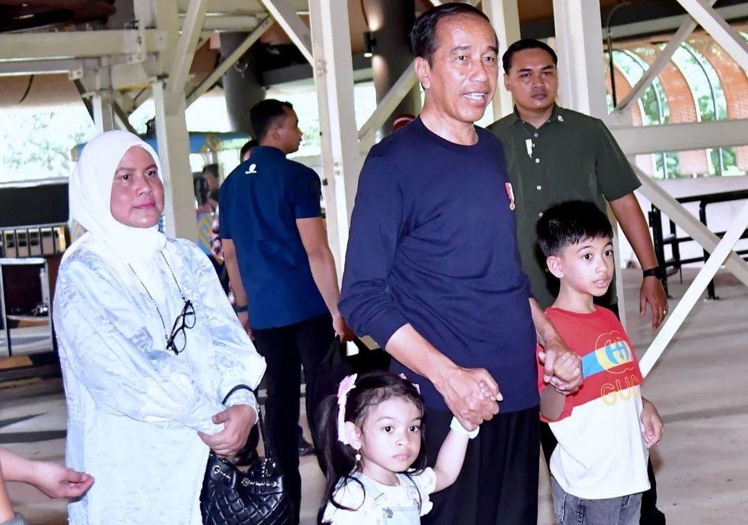 134 Hari Jelang Berakhirnya Pemerintahan, Jokowi Ajak Cucu Jalan-Jalan ke TMII