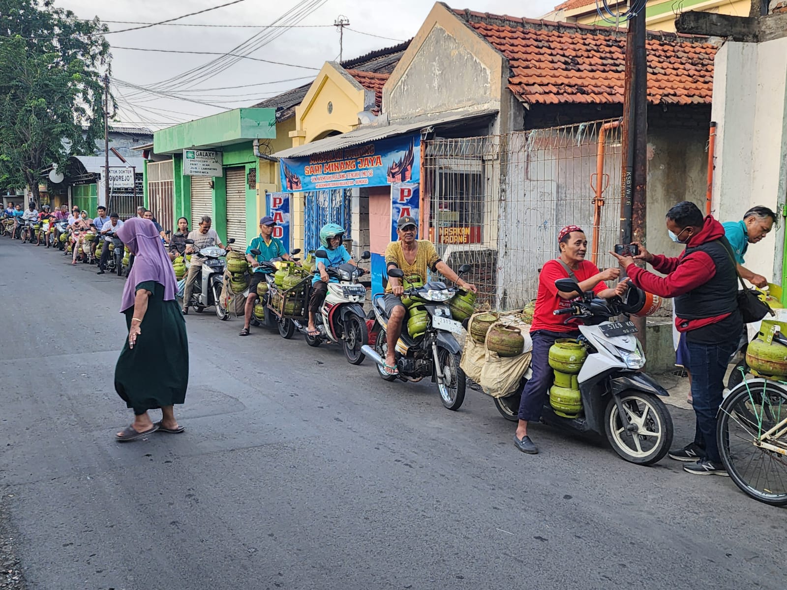 Pertamina: Antrean Panjang LPG 3 Kg di Surabaya karena Transisi Kebijakan dan Panic Buying