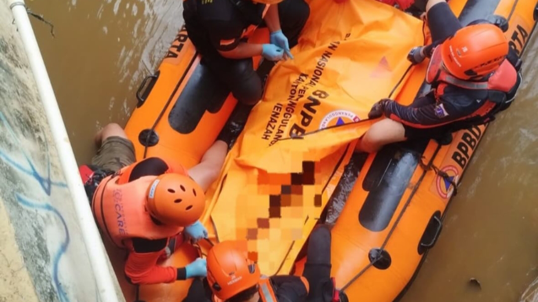 Tak Pandai Berenang, Remaja 15 Tahun Tewas Tenggelam di Kali Kebon Jeruk