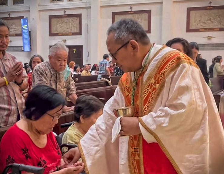 Misa Malam Natal Katedral, Eri Cahyadi Beri Selamat, Uskup Berpesan Soal Keluarga