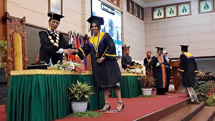 Luluskan 350 Wisudawan, Rektor Ingatkan 44 Tahun UWKS Menuju Kampus dengan Jaringan Internasional