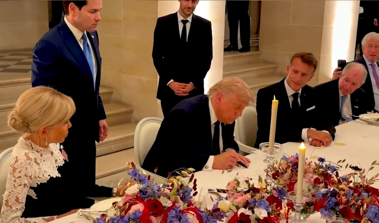 Trump Tandatangani Perjanjian Damai Amerika -  Iran, Perang Berakhir?