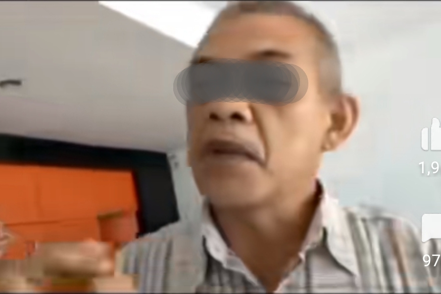 Viral Pegawai Pos Indonesia Pukul Ponsel Pengunjung Gegara Materai 10.000: Kenapa Kamu Foto-foto Saya?
