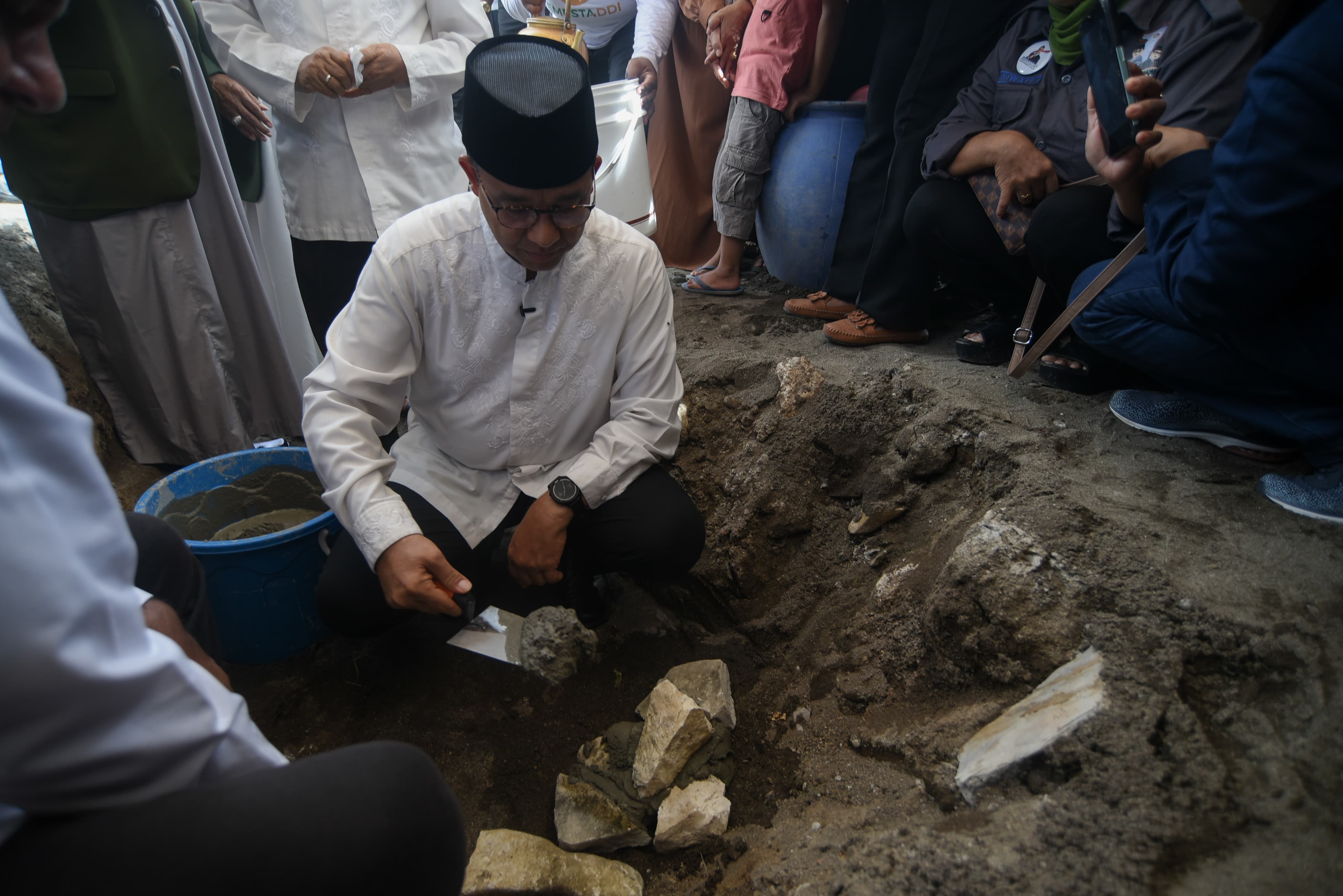 Anies Dampingi JK Letakkan Batu Pertama Pembangunan Toserba Pesantren DDI Mangkoso