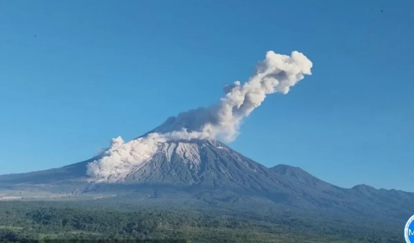 Gunung Semeru Tiga Kali Erupsi, Awan Panas Guguran Meluncur 3,5 Kilometer