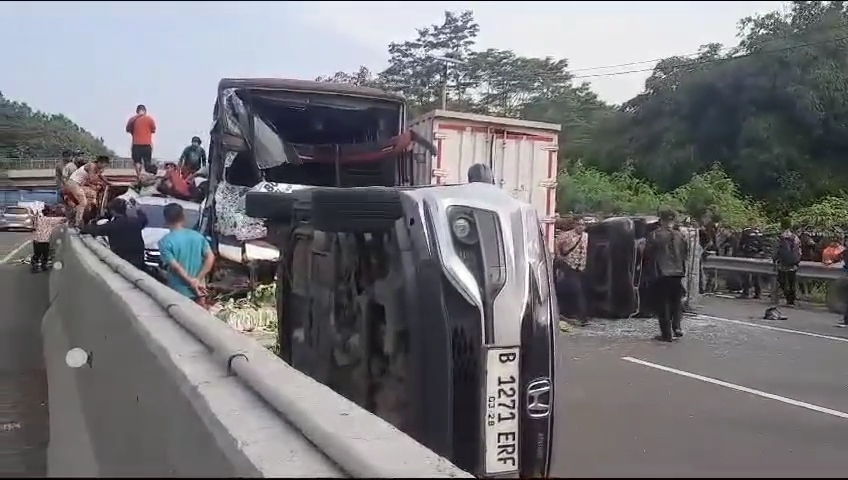 11 Kendaraan Ringsek Akibat Kecelakaan Beruntun di Tol Cipularang, Polisi Beberkan Kronologinya