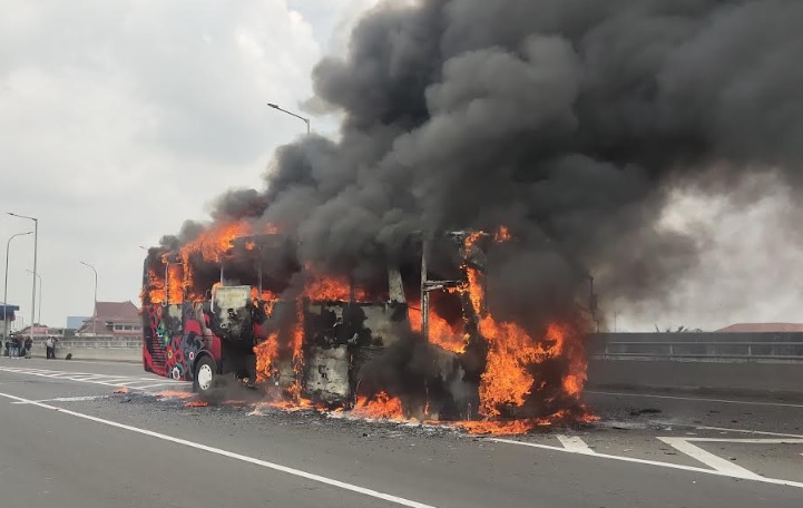 Detik-Detik Bus Hino Terbakar di Tol Wiyoto Wiyono, Begini Kondisi 54 Penumpang