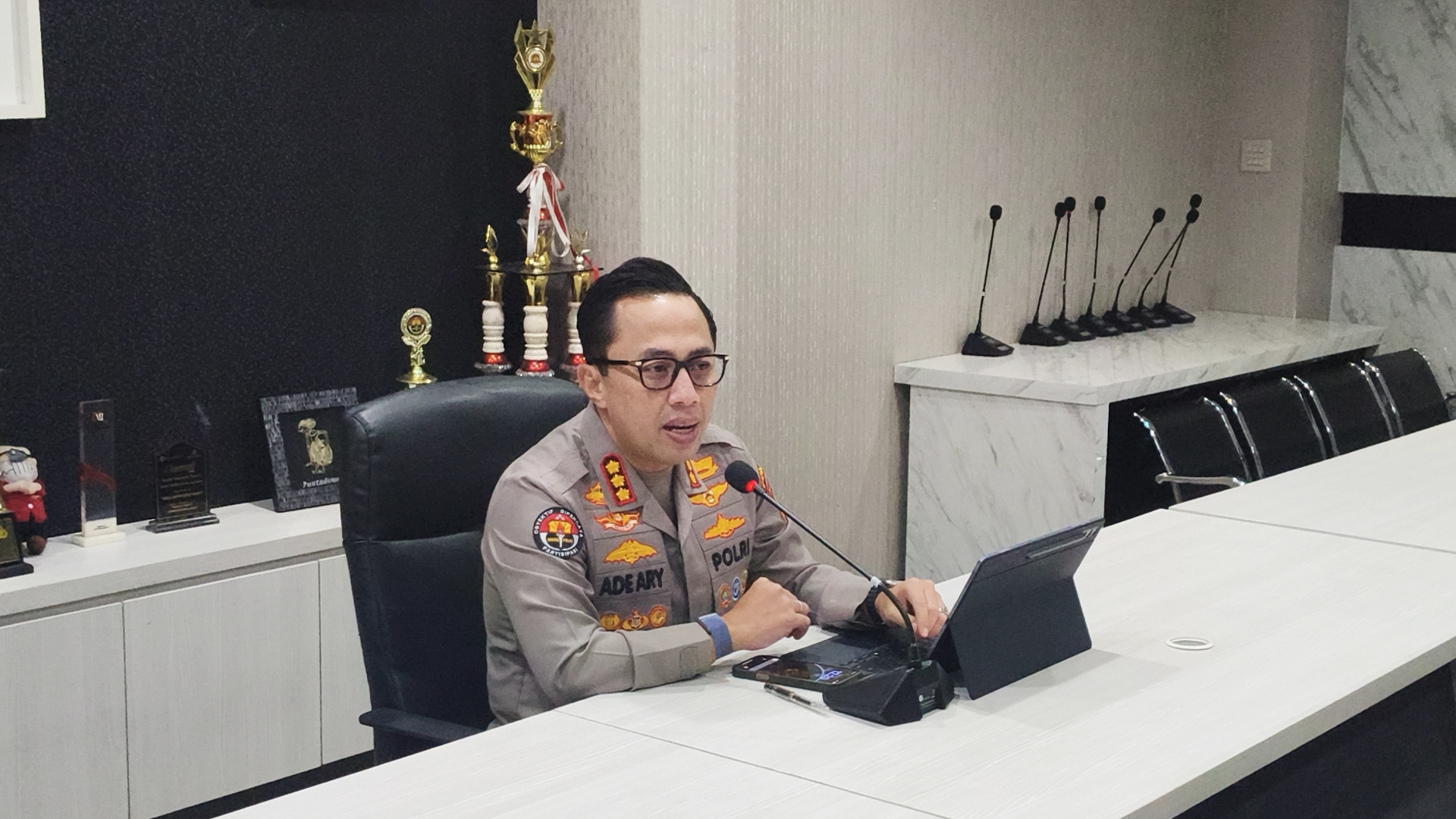 Polda Metro Terima Laporan Aksi Koalisi Masyarakat Sipil saat Rapat Tertutup RUU TNI di Hotel Fairmont