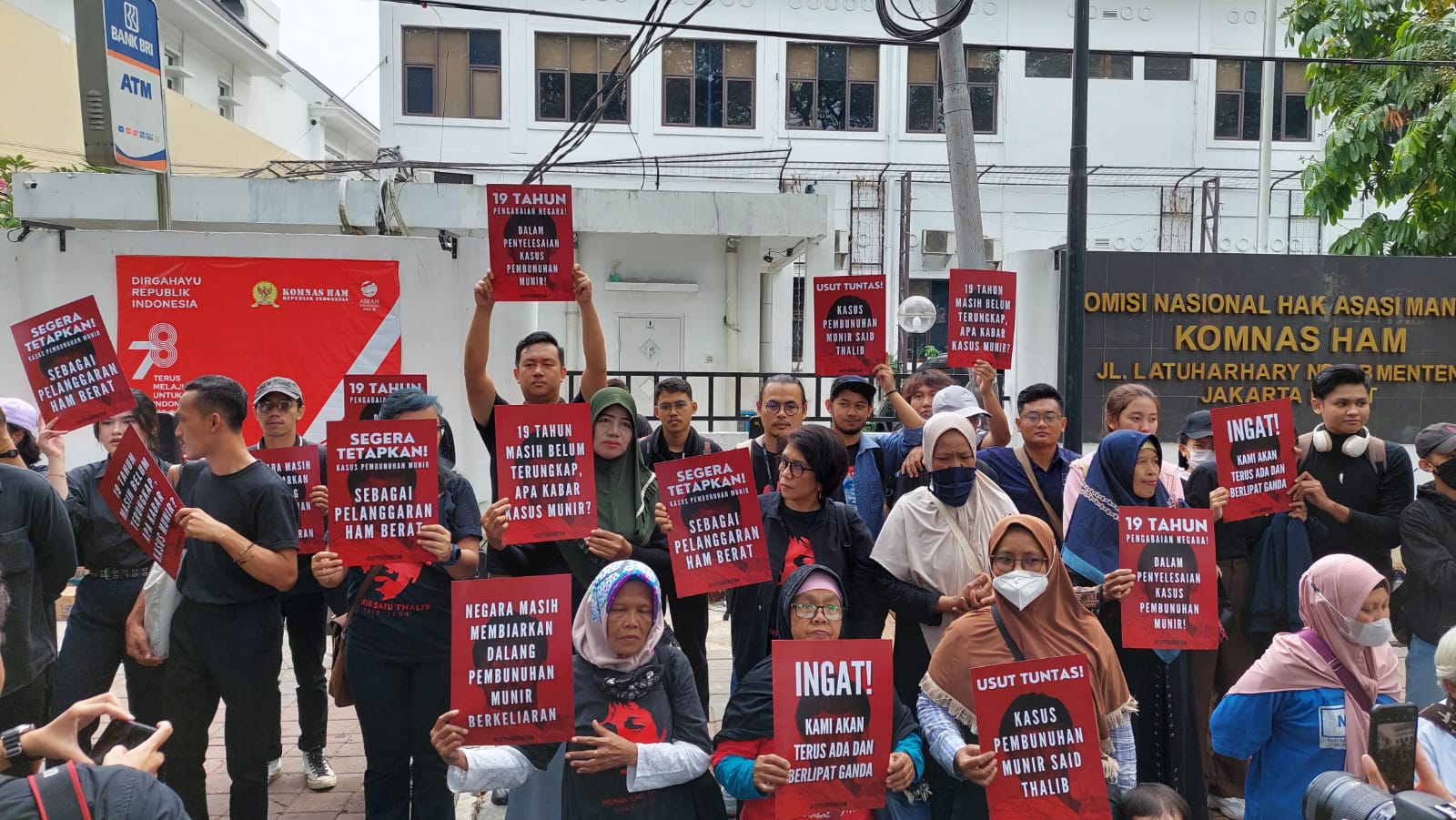 19 Tahun Belum Selesai, Puluhan Orang Tagih Janji Negara Tuntaskan Kasus Pembunuhan Munir di Kantor Komnas HAM