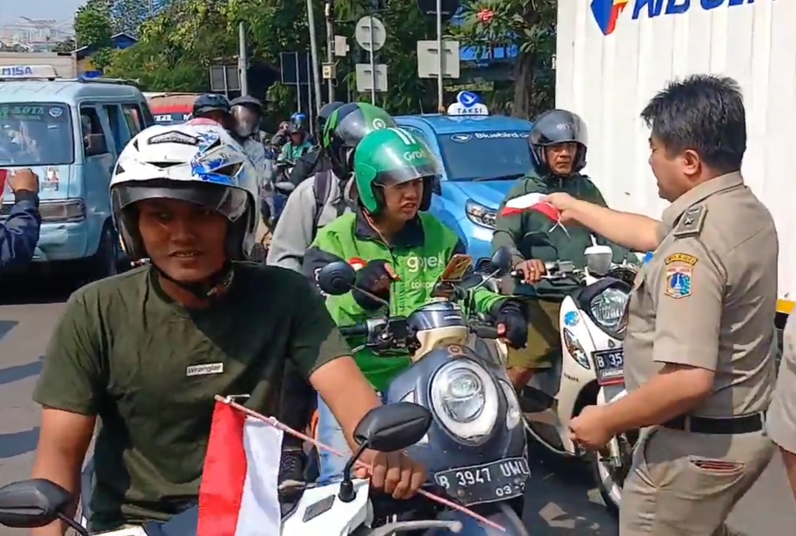 Meriahkan HUT ke-79 RI, Kelurahan Ancol Bagi-bagi Bendera Merah Putih ke Pengendara