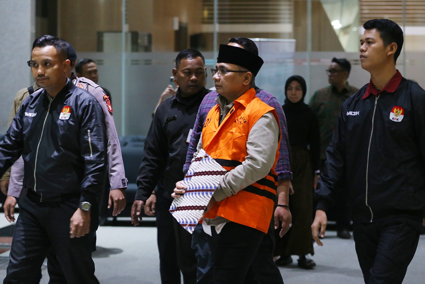 Penampakan Yaqut Cholil Ditahan KPK Pakai Rompi Orange di Kasus Korupsi Kuota Haji