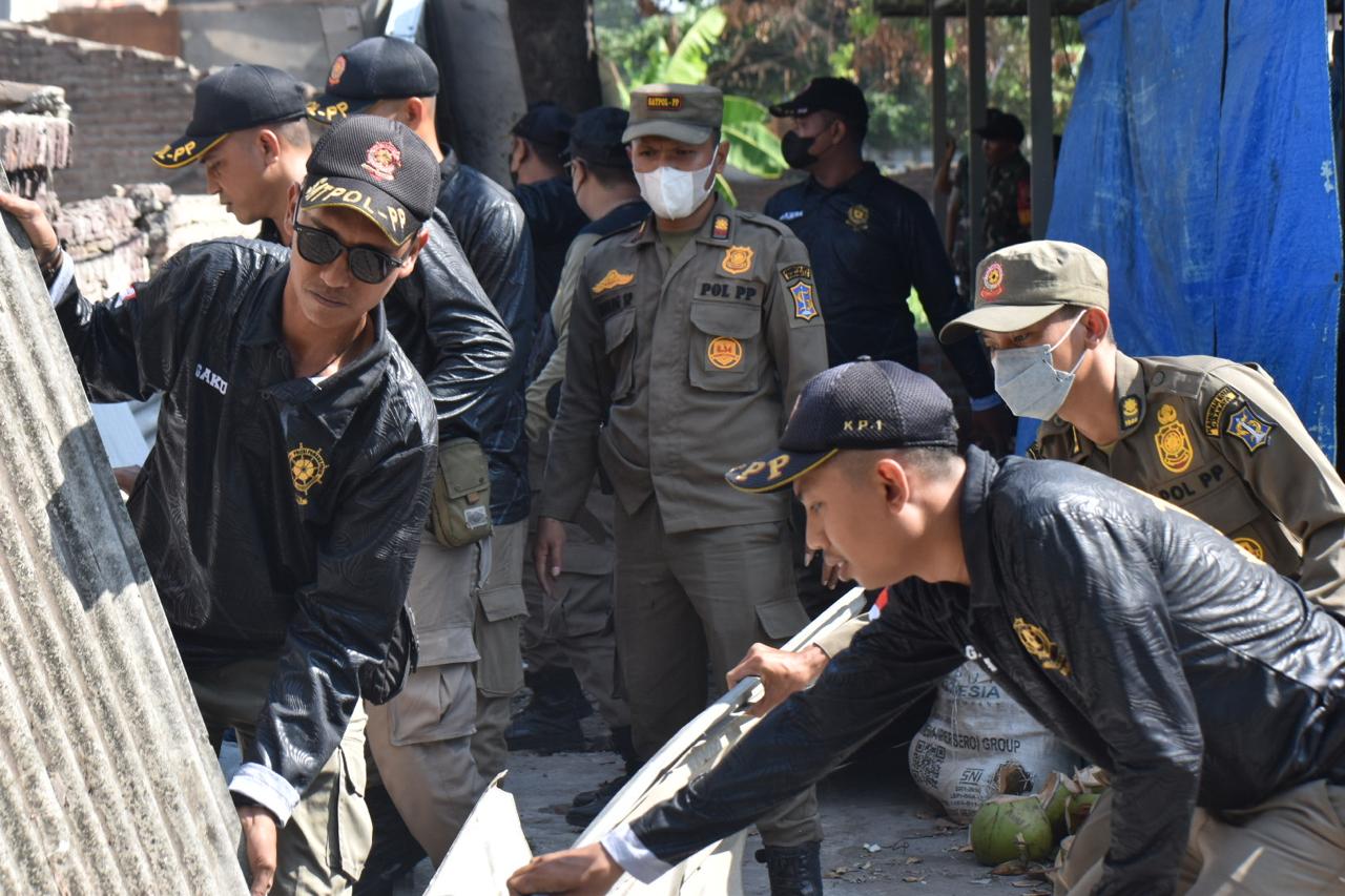 Satpol PP Surabaya Tertibkan Bangunan Liar di Ketintang