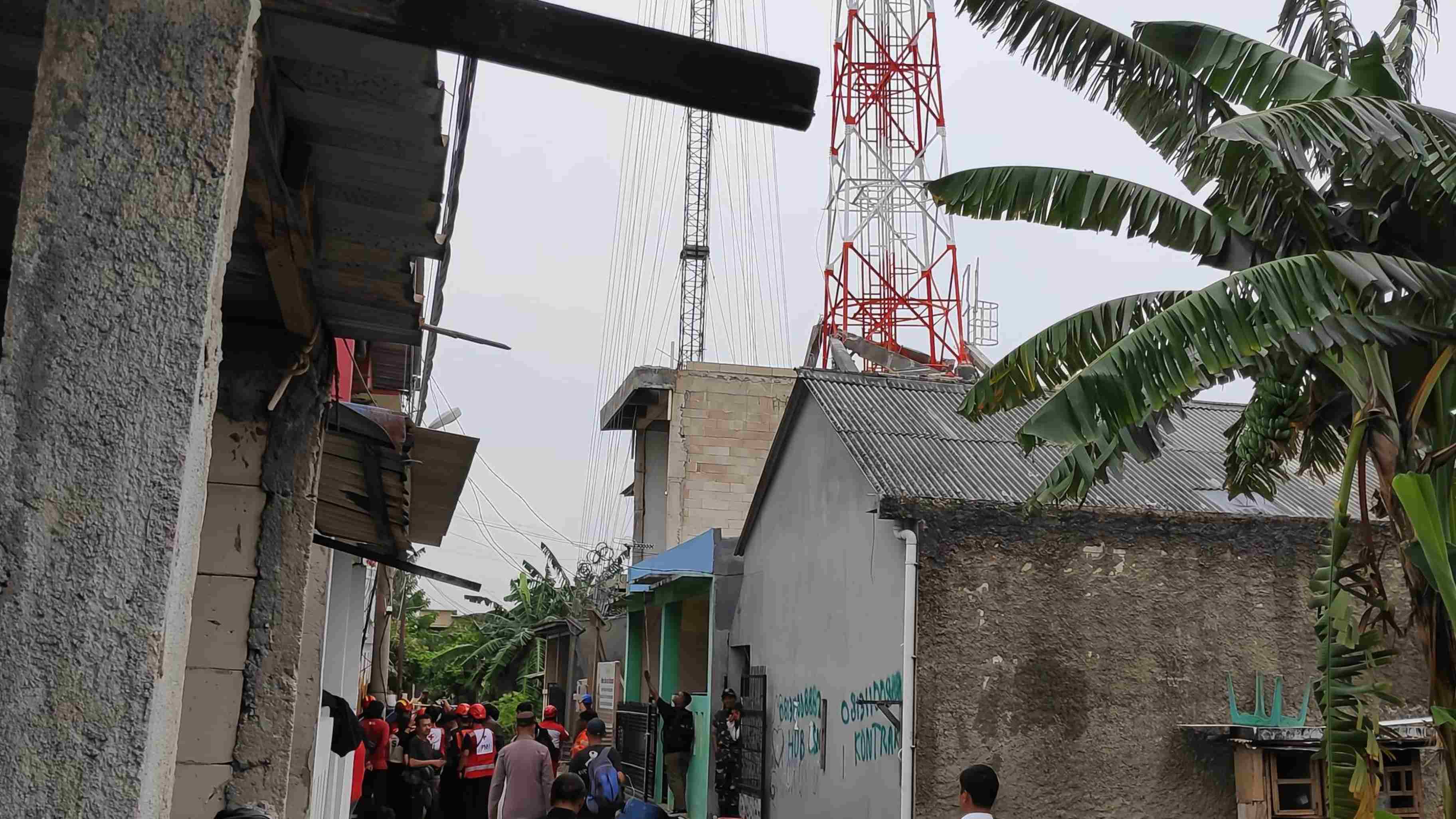 Petugas Damkar Berhasil Evakuasi Pekerja yang Tertimpa Beton Penyangga BTS di Tambun
