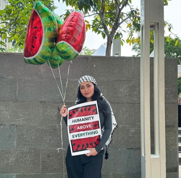 Momen Rachel Vennya Ikut Aksi Bela Palestina di Monas, Bagi-bagi Semangka Gratis!