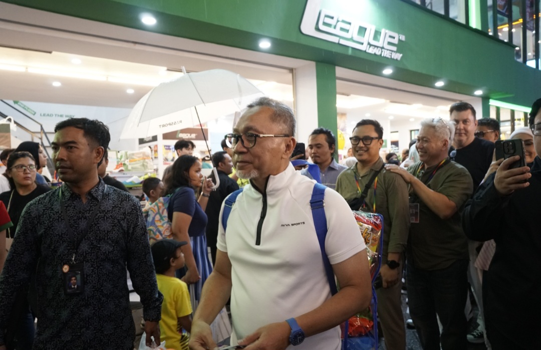 Kunjungi Jakarta Fair 2024, Mendag Zulhas Borong Produk UMKM