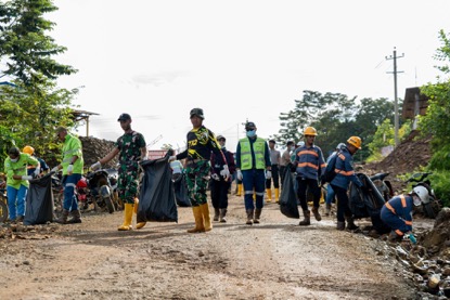 World Cleanup Day,  Harita Nickel dan Warga Desa Kawasi Bersihkan 4,5 Ton Sampah