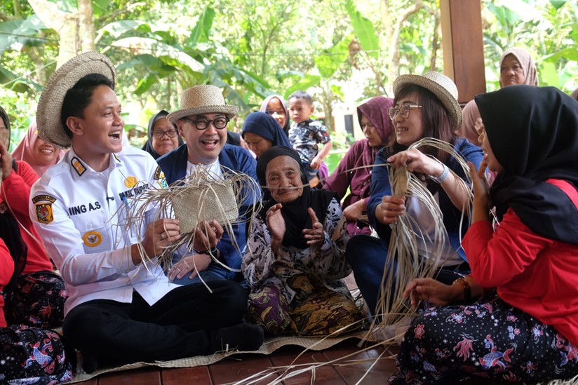 Harapan Tumbuh di Bukit Sinyonya: Langkah Nyata FIFGROUP untuk Desa dan Pendidikan