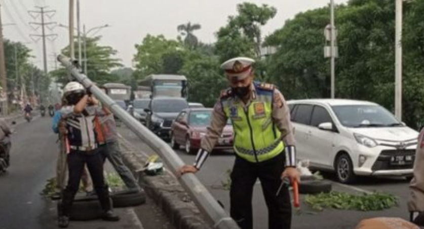 2 Tiang PJU Berdiri di Tengah Jalan Chairul Anwar Bekasi Roboh Ditabrak Truk