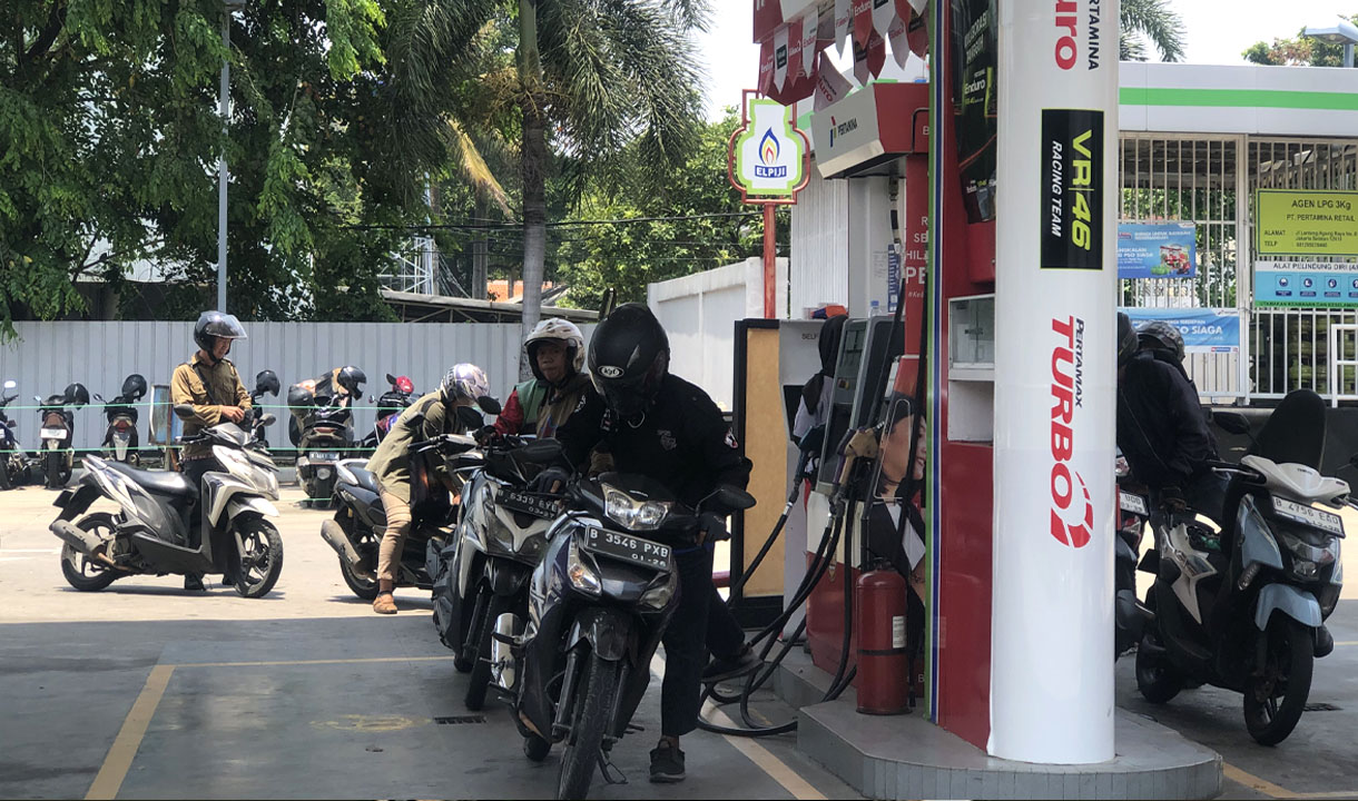 Harga Pertamax Turun, Warga Tetap Incar BBM Pertalite di SPBU 