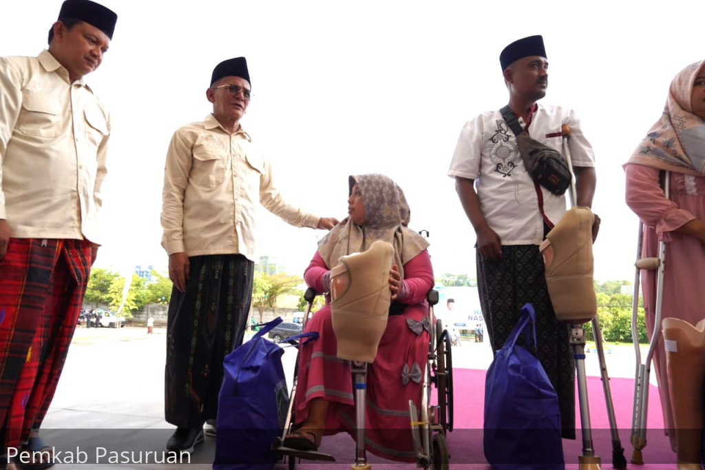 Senyum Puluhan Penyandang Disabilitas di Hari Santri Nasional, Terima Bantuan dari Pemkab Pasuruan