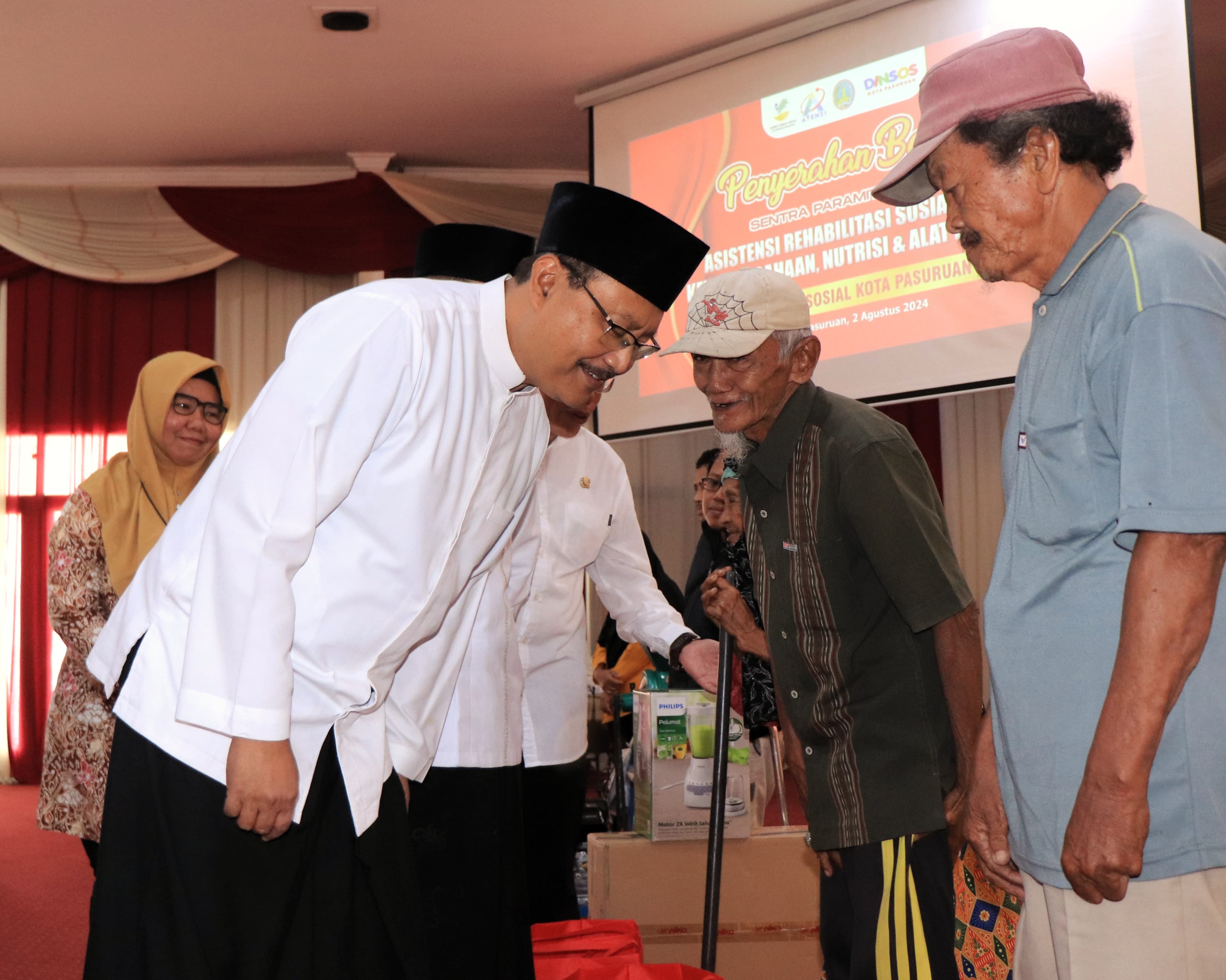 Pemkot Pasuruan Salurkan Bansos untuk Anak Difabel dan Lansia 