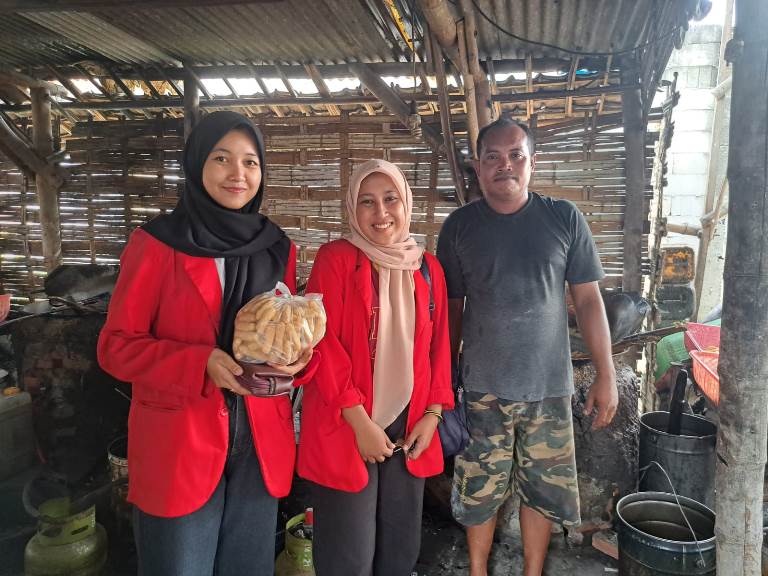  KKN Untag Surabaya Berinovasi dalam Pengemasan Produk UMKM di Mojokerto