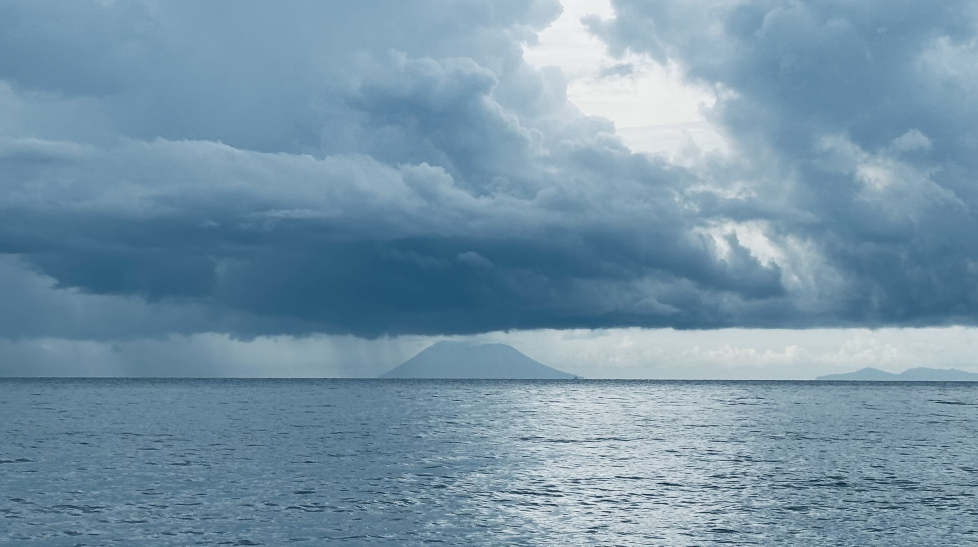 Waspada Bibit Siklon Tropis 93S! BMKG Prediksi Hujan Lebat dan Gelombang Tinggi di Wilayah Bali, NTB dan NTT