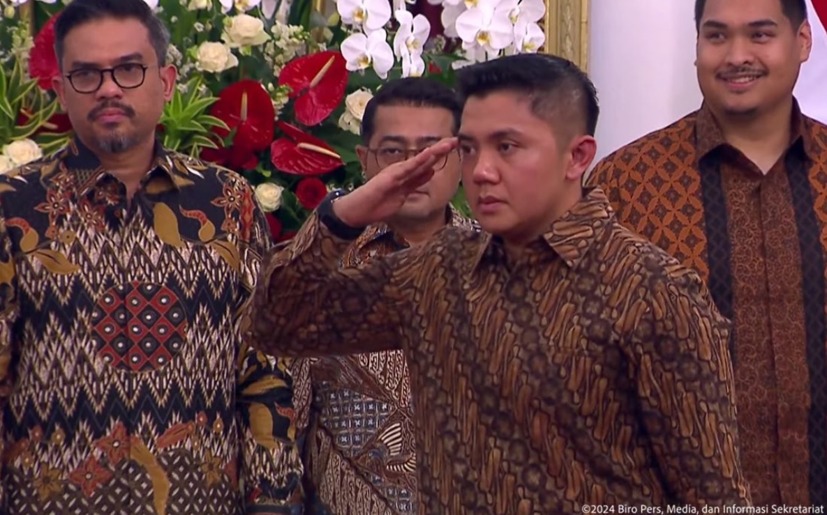 TNI AD Sebut Mayor Teddy Tak Perlu Mundur: Seskab Bukan Setingkat Menteri