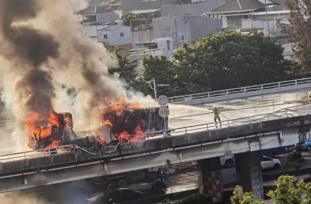 Truk Terbakar di Tol Dalam Kota Grogol Depan Apartemen Latumeten, Lalu Lintas Padat Merayap