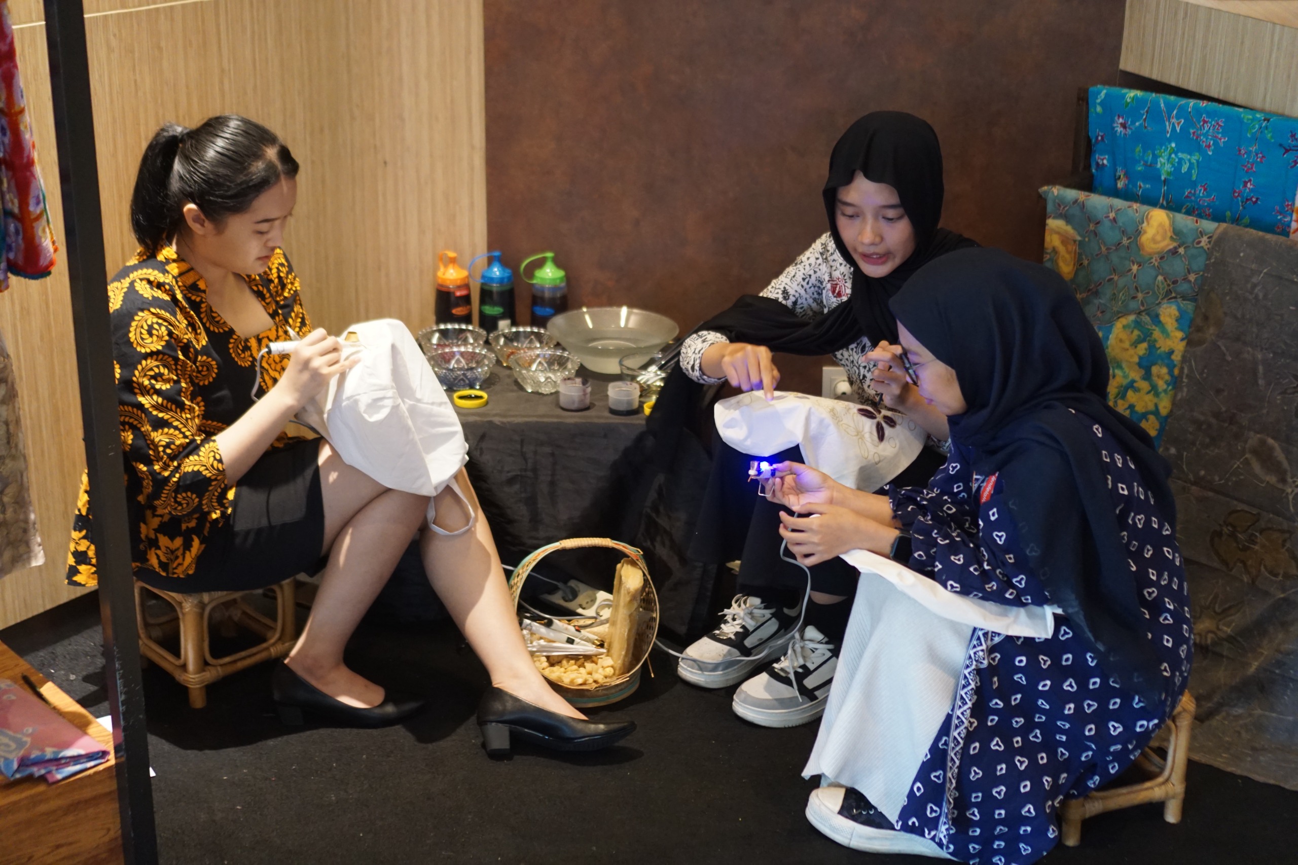 Berikan Sentuhan Berkelanjutan di Hari Batik, The Southern Hotel Surabaya Sulap Linen Bekas Jadi Karya Seni