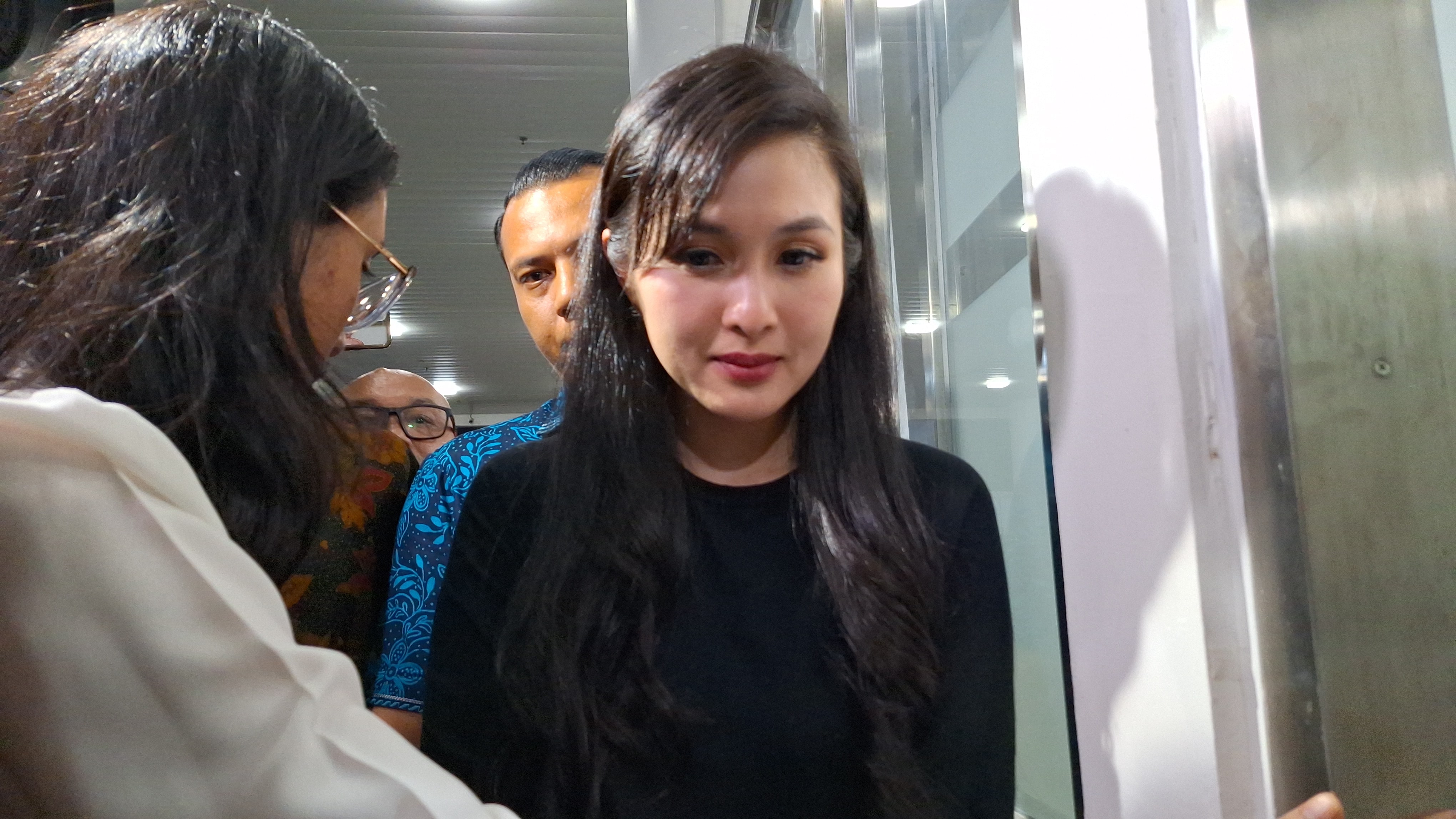 Terseret Kasus Korupsi PT Timah, Adik Sandra Dewi Ikut Diperiksa Kejagung