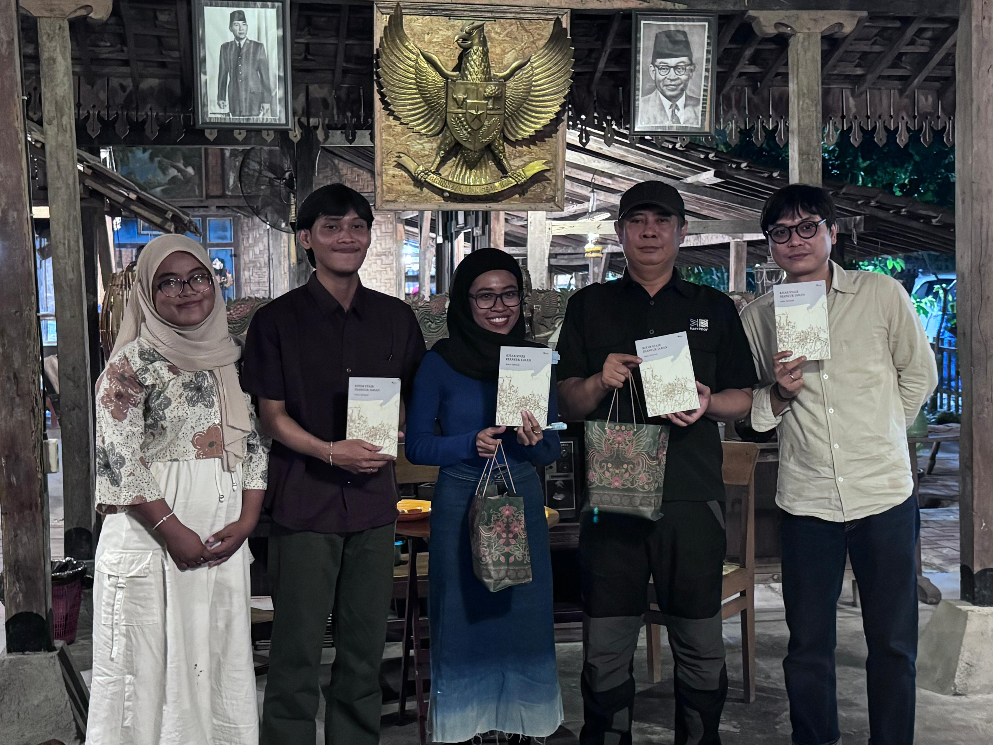 Teater Gapus Gelar Bedah Buku Kitab Syair Diancuk Jaran bersama Silampukau, Menelusuri Kota Surabaya ala Indra Tjahjadi
