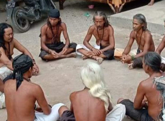 Tanpa SIM dan Helm, Suku Dayak Losarang Pakai Motor Niatnya Satu Tujuan