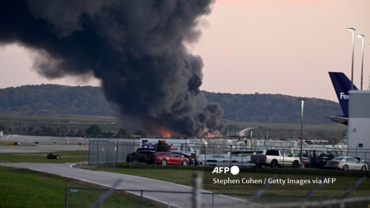 Pesawat Kargo UPS Meledak di Louisville: 3 Tewas, 11 Luka, Api Menyala hingga Ratusan Meter ke Langit