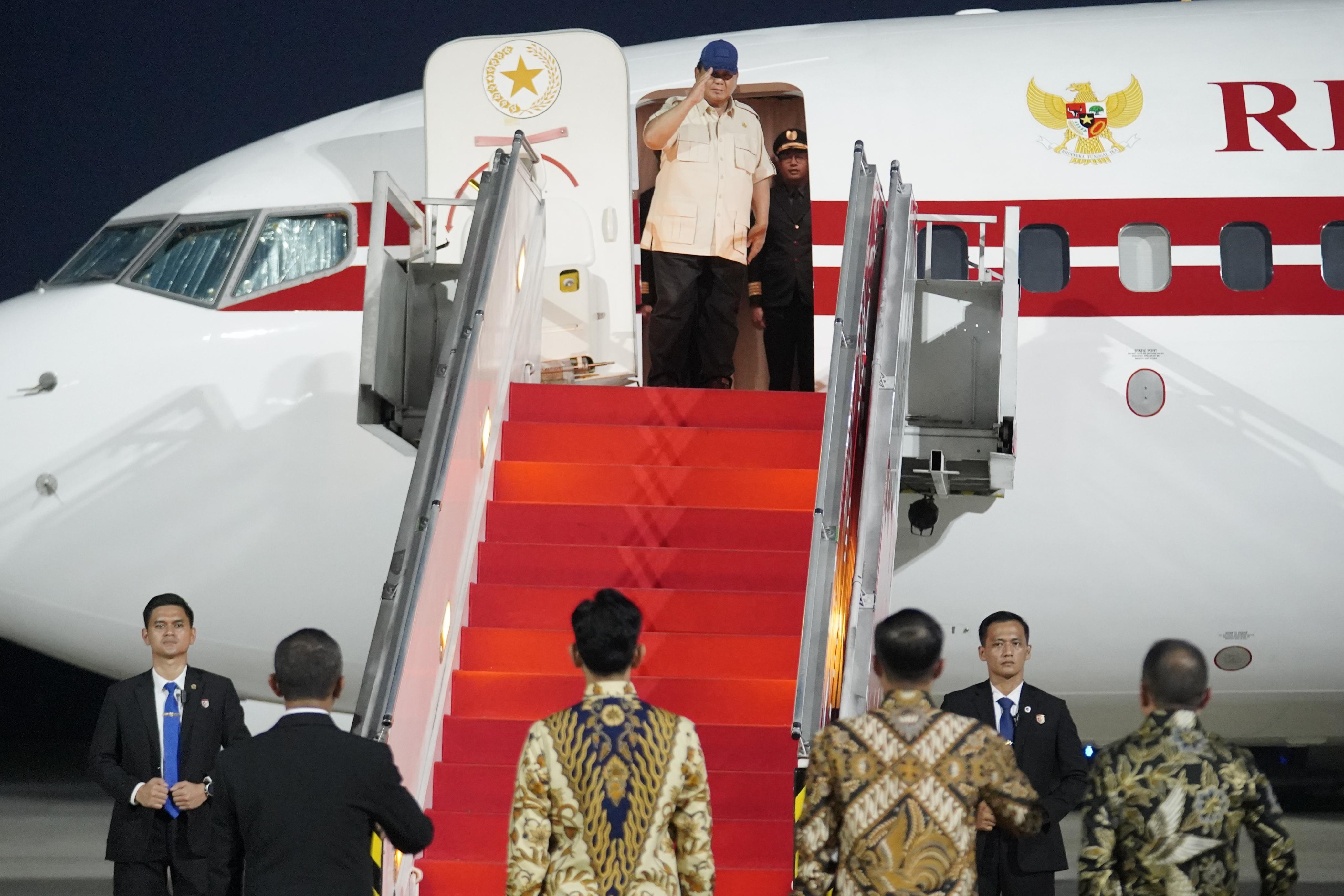 Prabowo Berangkat ke Singapura untuk Bahas Kerja Sama dengan Presiden dan PM