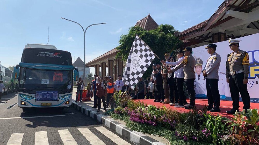 Subandi Berangkatkan 1.400 Pemudik Gratis, 28 Bus Langsung Penuh
