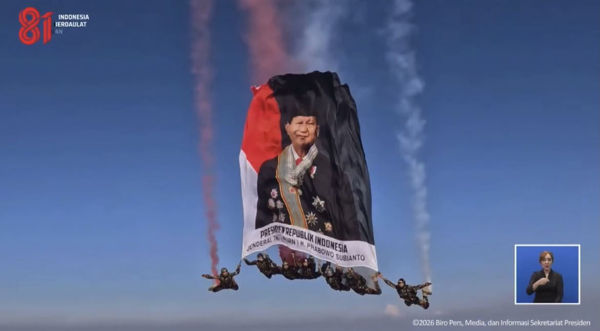 17 Penerjun Kopassus Tuntaskan Victory Jump HUT ke-81 RI di Monas