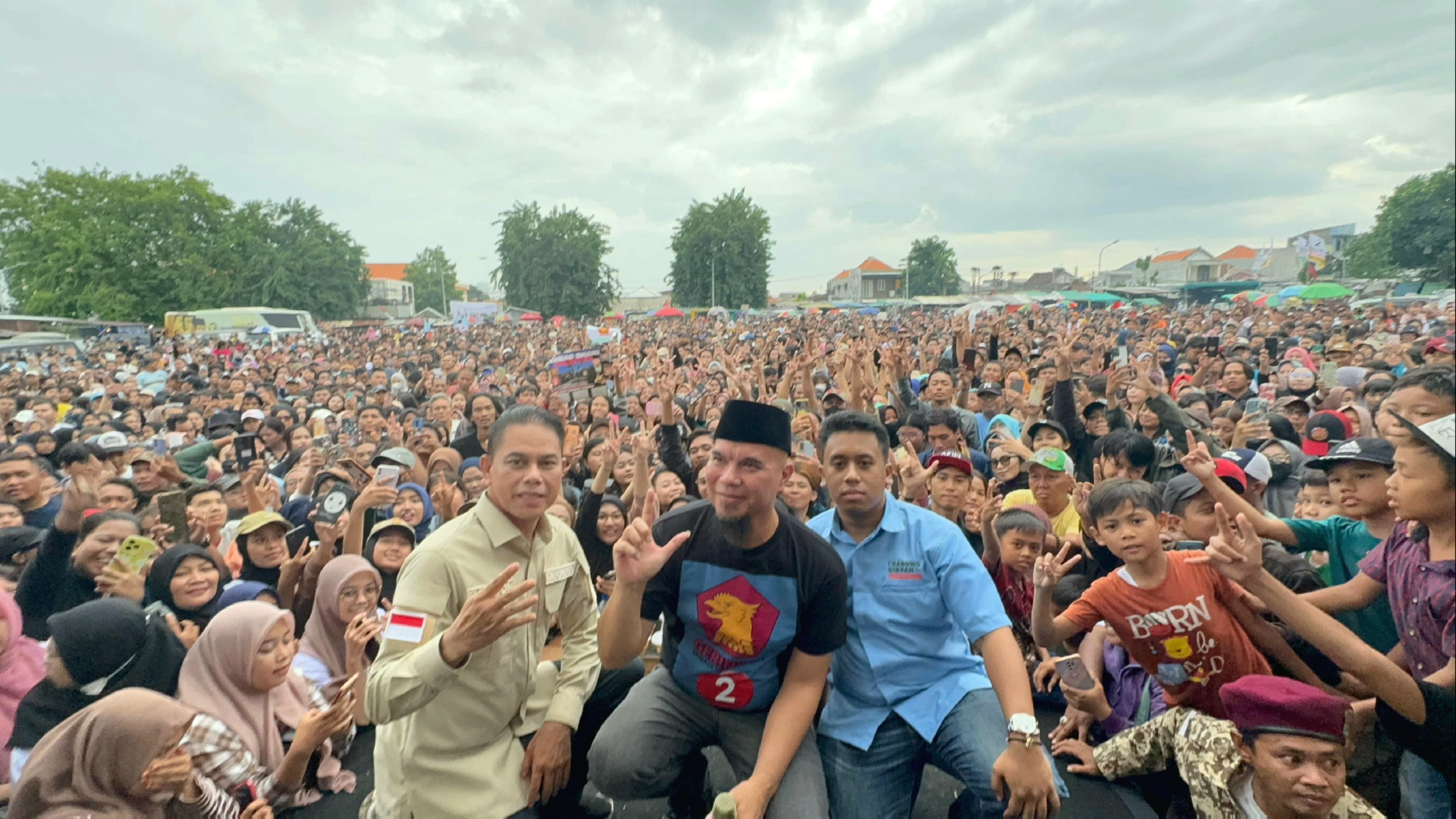 Kolaborasi Caleg DPRD Surabaya Bagas Iman Waluyo dan Ahmad Dhani di Konser Indonesia Maju 