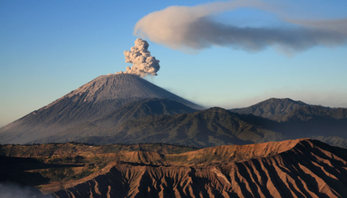 Awas! Gunung Semeru Alami 14 Kali Erupsi, Masyarakat Dilarang Beraktivitas Dari Jarak Radius Ini