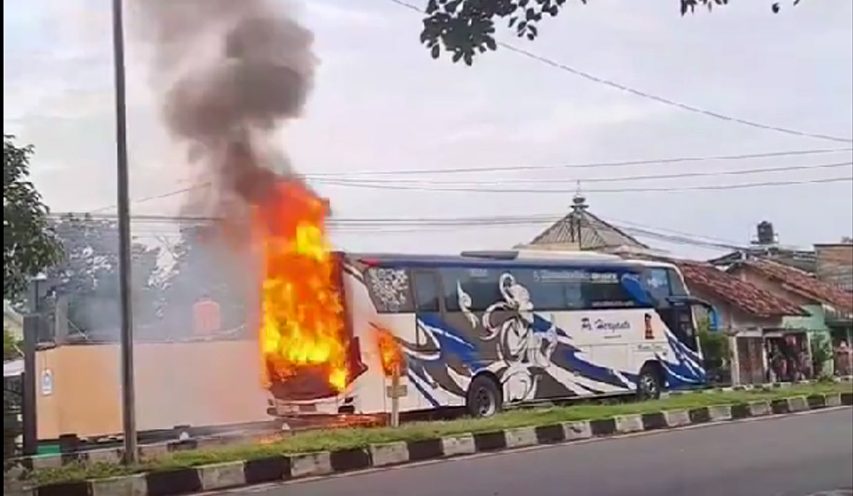 Detik-detik Bus PO Haryanto Terbakar di Yogyakarta