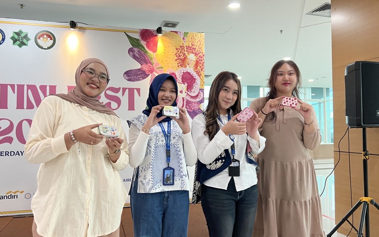 Workshop Tin Case Decorating di Kartini Fest Unair Padukan Kreativitas, Organizing, dan Healing