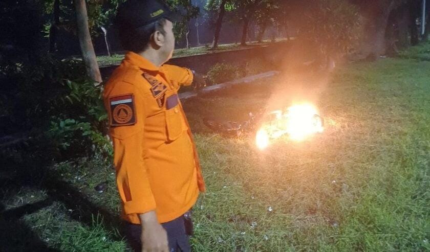 Lagi! Tawuran di Margomulyo Surabaya, Satu Motor Dibakar