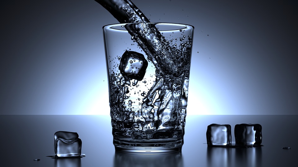 Kenali Dampak Buruk Sering Minum Air Dingin Saat Pagi Hari