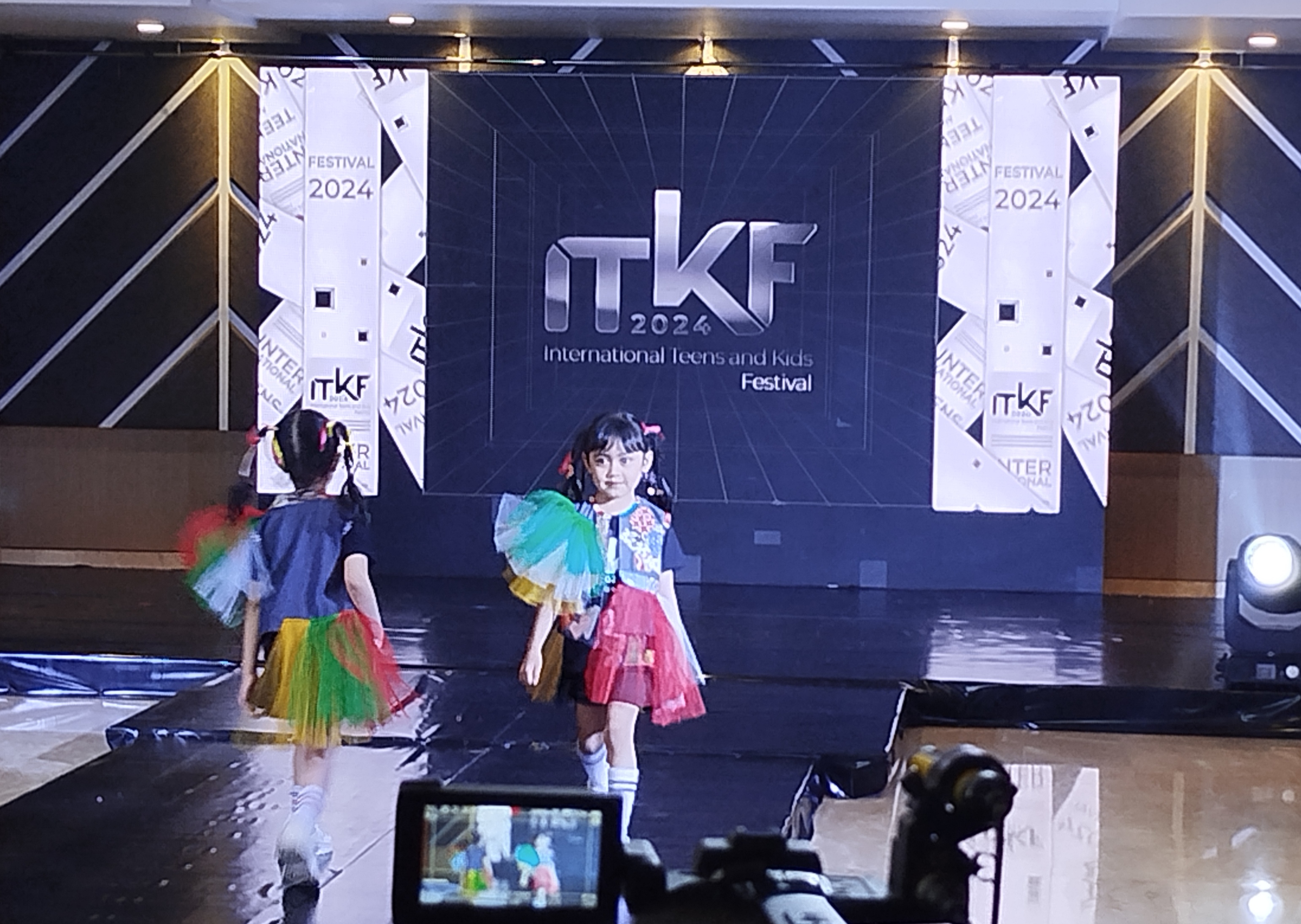 Gemas! Berbakat di Dunia Fashion, Model Cilik Tampil di International Teens and Kids Festival 2024