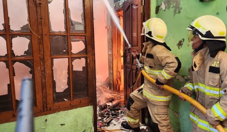 Bangunan Milik Warga di Makasar Jakarta Timur Dilalap Api : Kerugian Mencapai Ratusan Juta