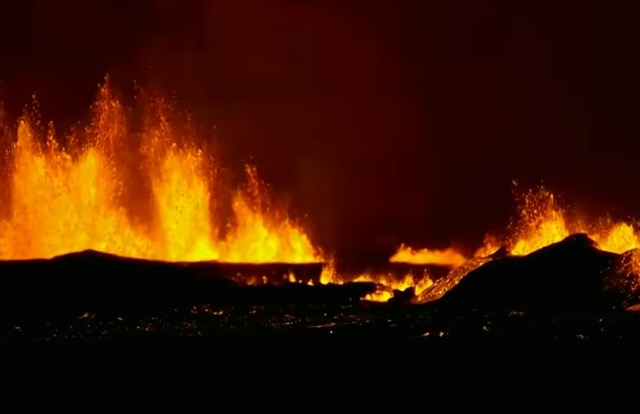 Ngeri! Gunung Berapi di Islandia Meletus Dekat Kota Grindavik
