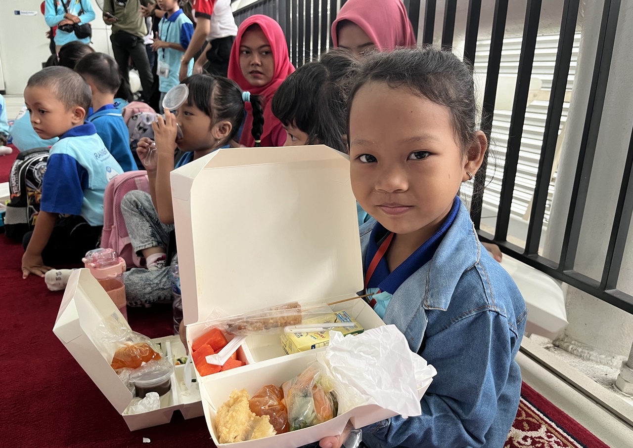 LRT Jabodebek Bagikan Makan Bergizi Gratis untuk Anak-Anak