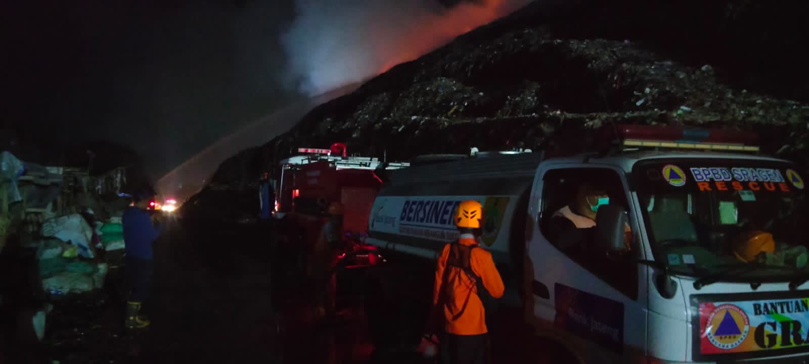 Kebakaran Tempat Pembuangan Sampah Masih Marak, TPA Putri Cempo Solo Masih Belum Padam 