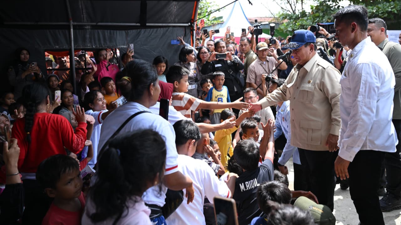 Sapa Pengungsi Korban Banjir di Langkat, Prabowo: Kalian adalah Keluarga, Tidak akan Kami Tinggalkan 